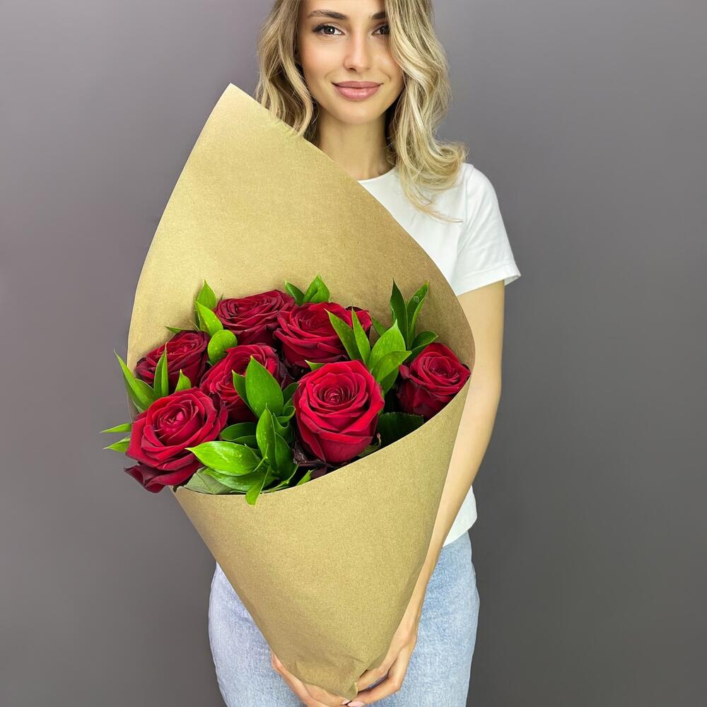 Букет из красных роз с рускусом в крафтовой упаковке – классика с изюминкой Судак Крым