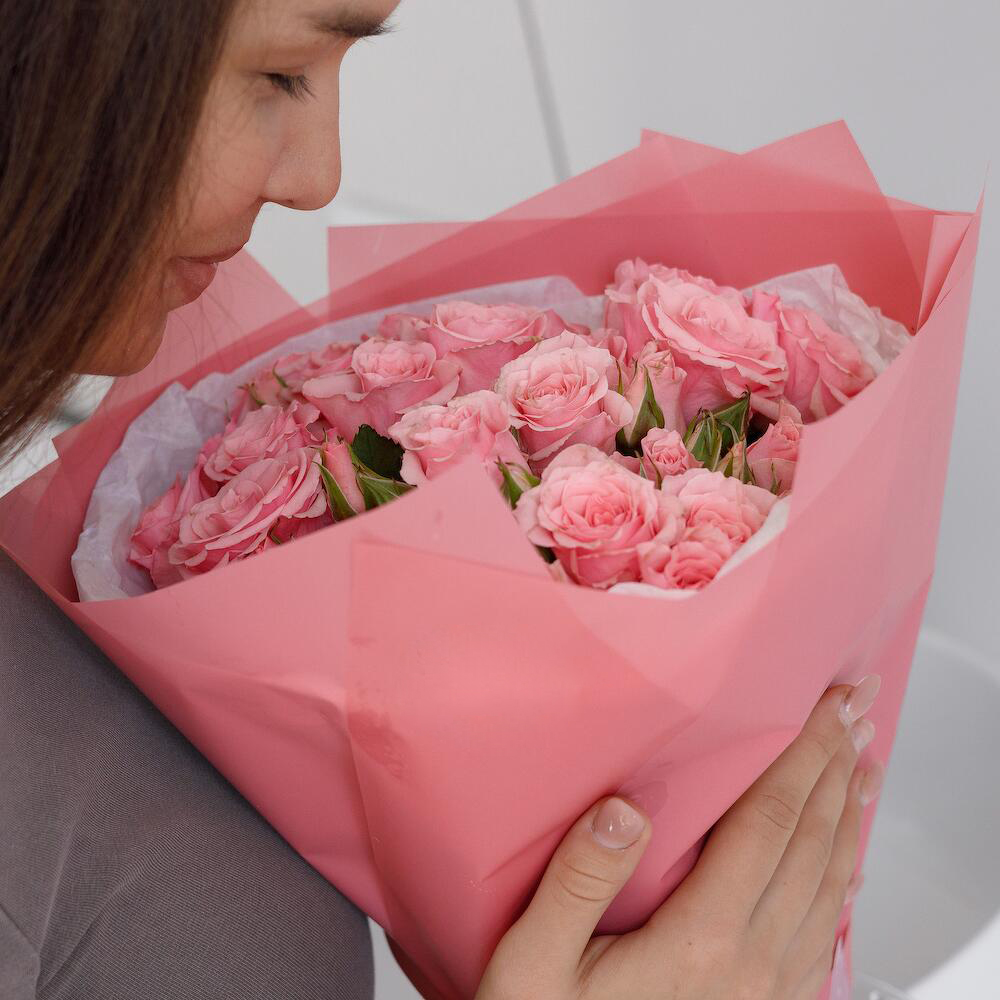 Букет из 9 розовых кустовых роз – нежность в каждом лепестке Судак Крым